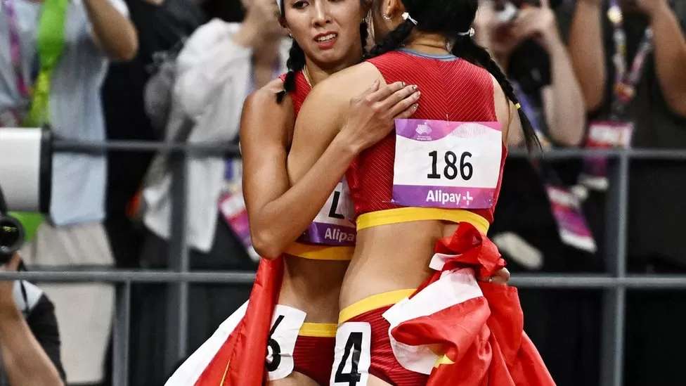 Asian Games: China censors 'Tiananmen' image of athletes hugging