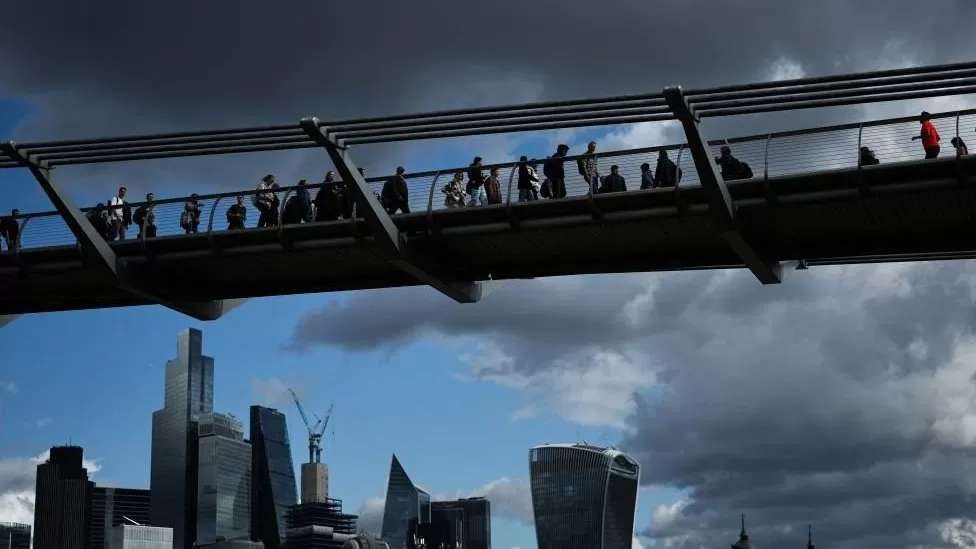 Millennium Bridge: 'Wobbly' pedestrian crossing to close for repairs
