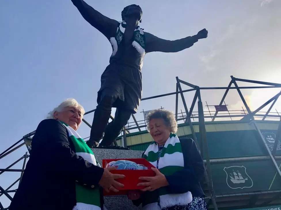 Jack Leslie's cap presented to Plymouth Argyle