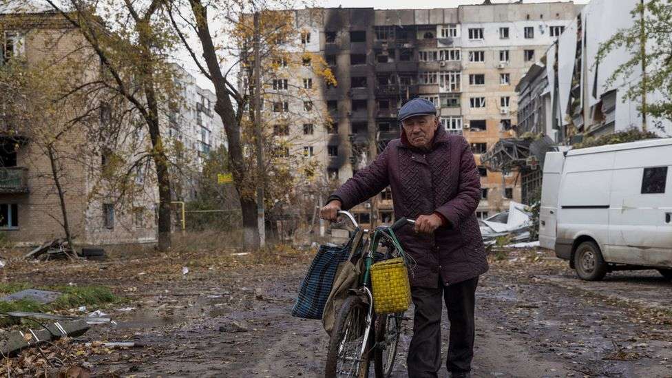 Ukraine war: Avdiivka civilians cling on amid Russian assault