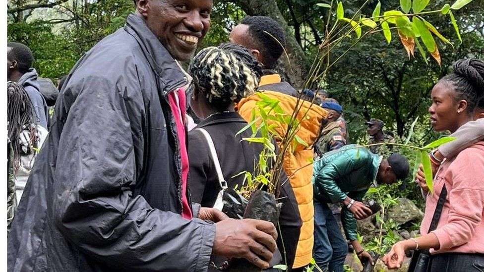 Kenyans get tree-planting holiday to plant 100 million seedlings