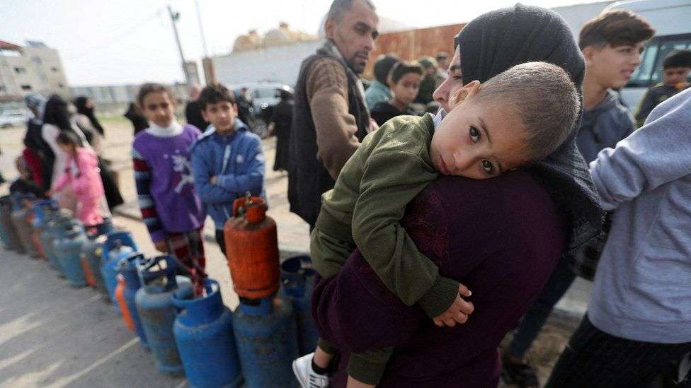 Long queues for fuel on second day of Gaza truce