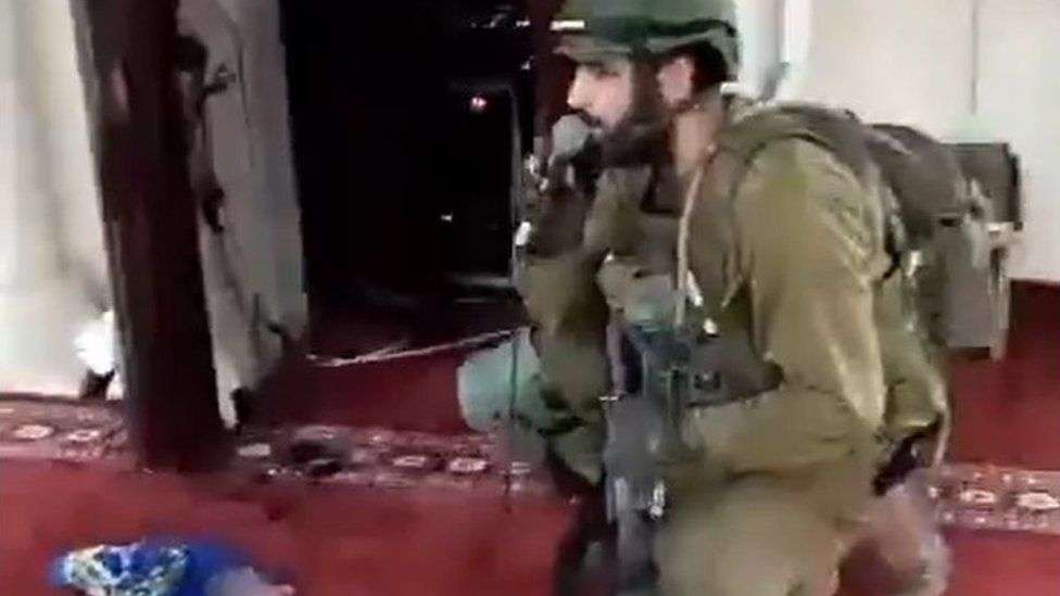 Israeli soldiers' mosque behaviour condemned by IDF