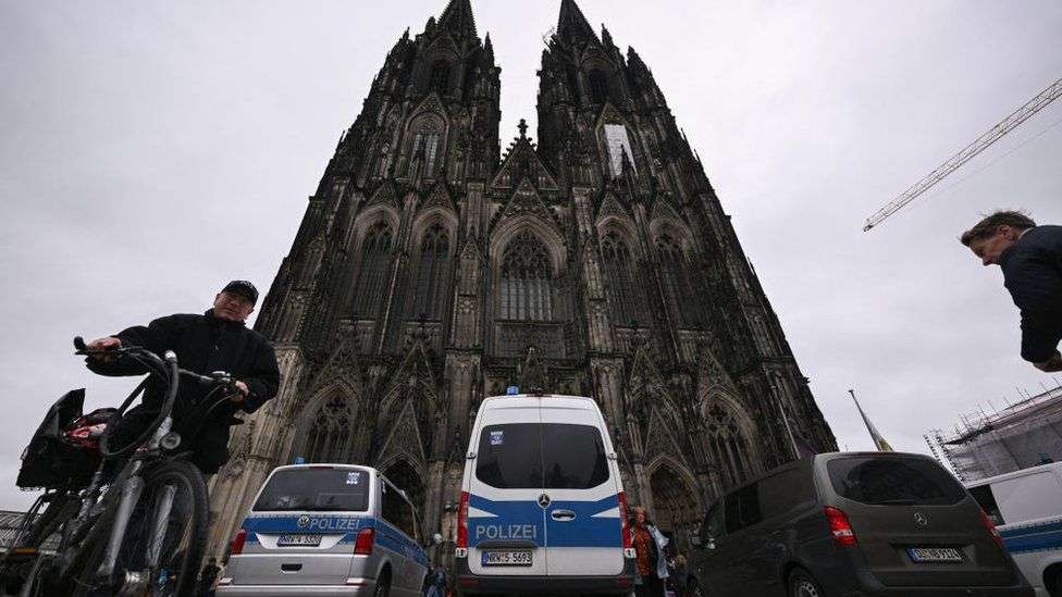 Cologne Cathedral: Extra checks at German landmark after attack warning