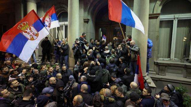Serbia protests: Anti-government demonstrators try to storm Belgrade city hall