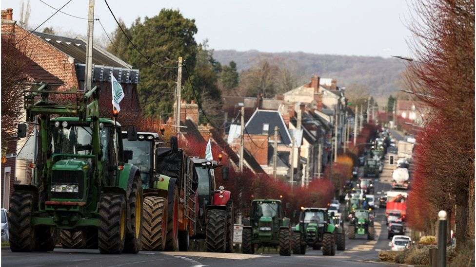 France protests: Farmers block major roads around Paris over falling incomes