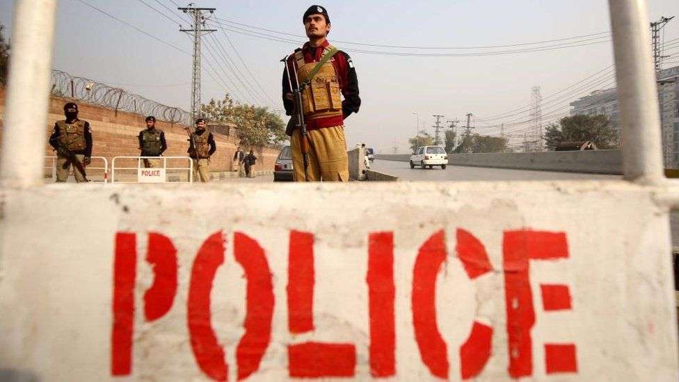 Pakistan: At least 10 killed in attack on police station