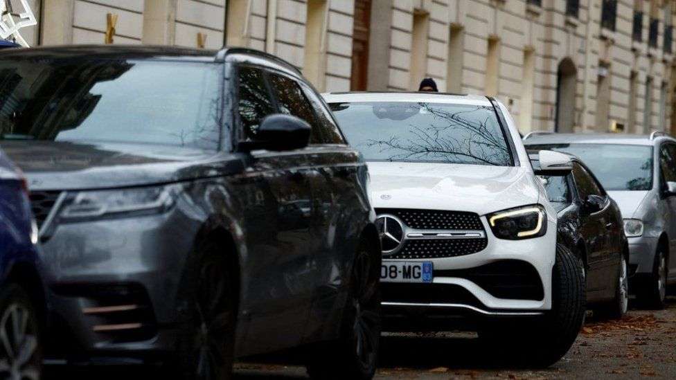 Parisians vote for rise in parking fees for SUVs