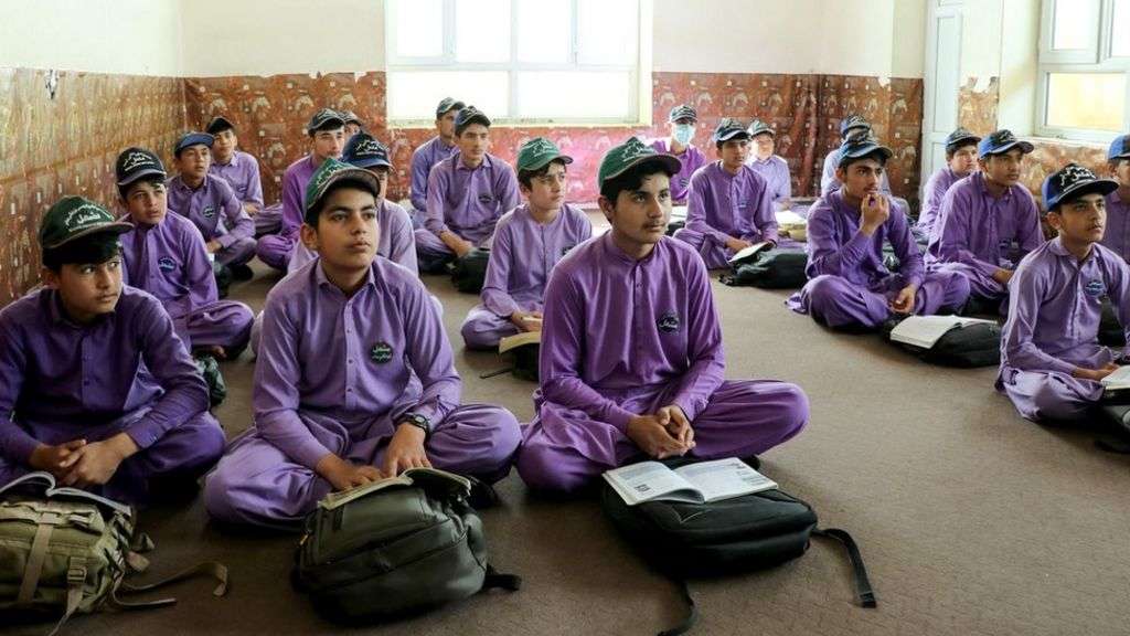 Afghanistan: Teen girls despair as Taliban school ban continues