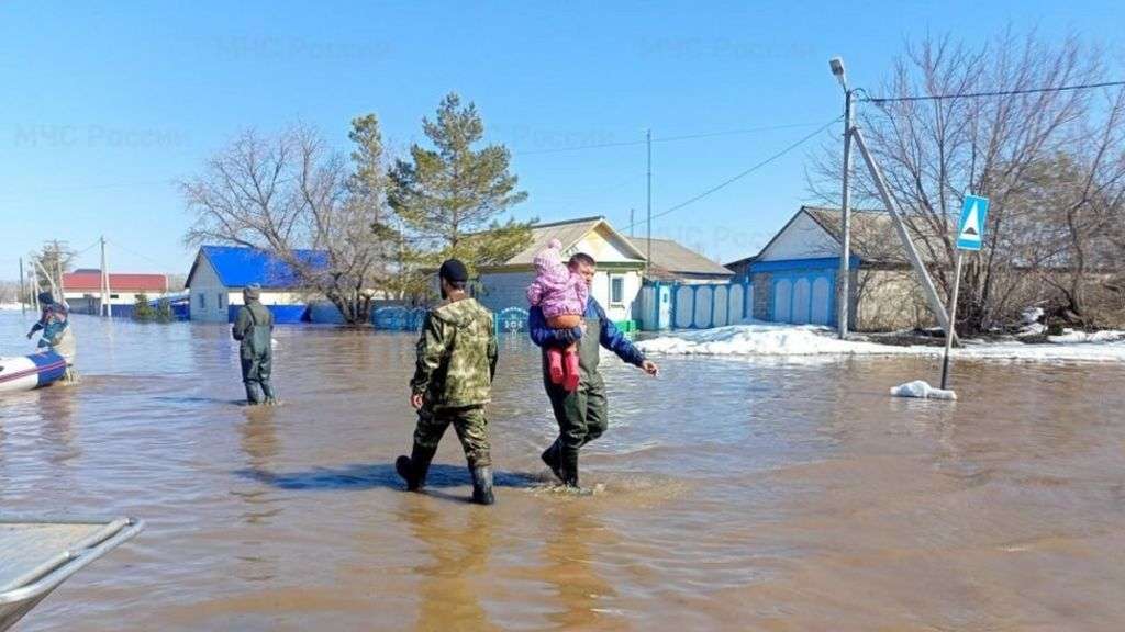 Thousands evacuated as Orsk dam burst worsens Russia floods