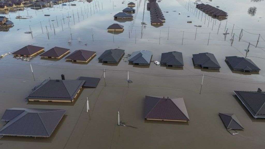 Russia Kazakhstan floods: High water levels swamp Orenburg houses