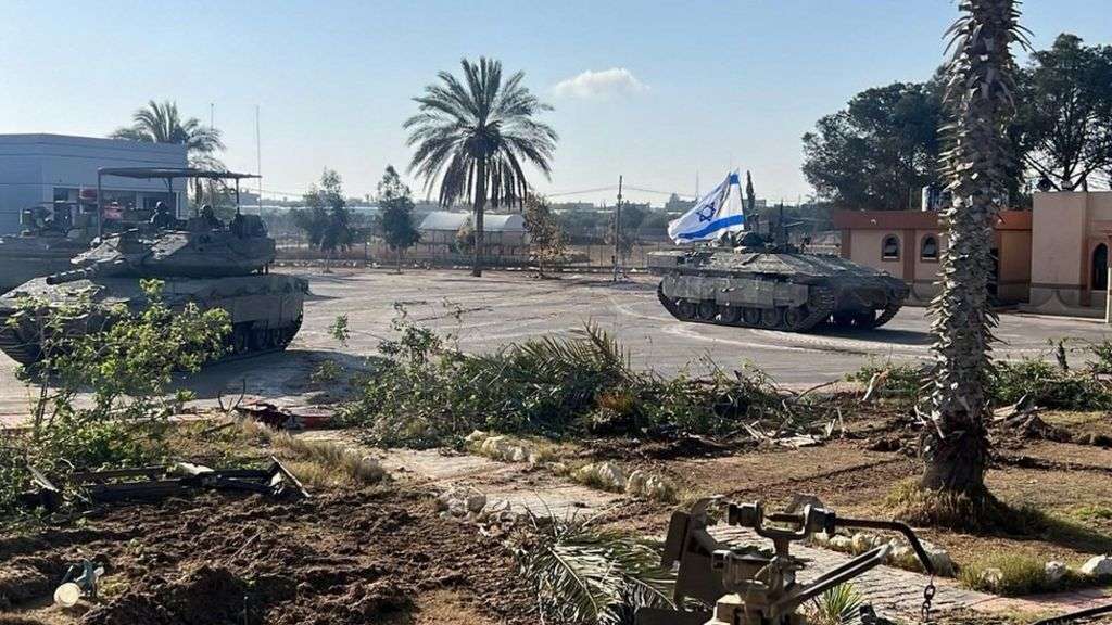 Gaza: Israel takes Rafah crossing as truce talks continue