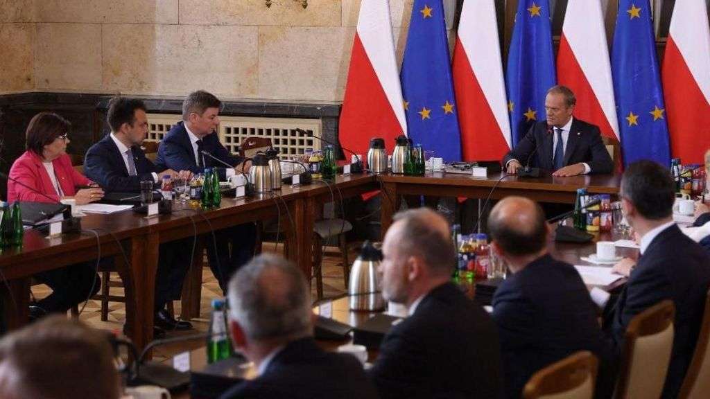 Polish security finds bugs in cabinet meeting room
