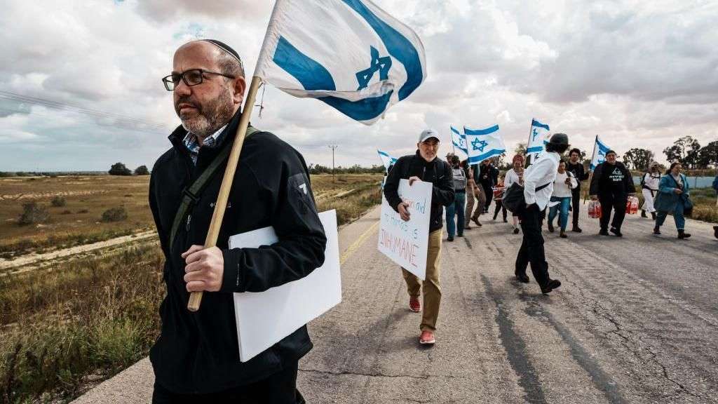 Israeli activists battle over Gaza-bound aid convoys