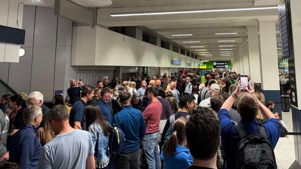 Airport 'stay away' warning amid major power cut