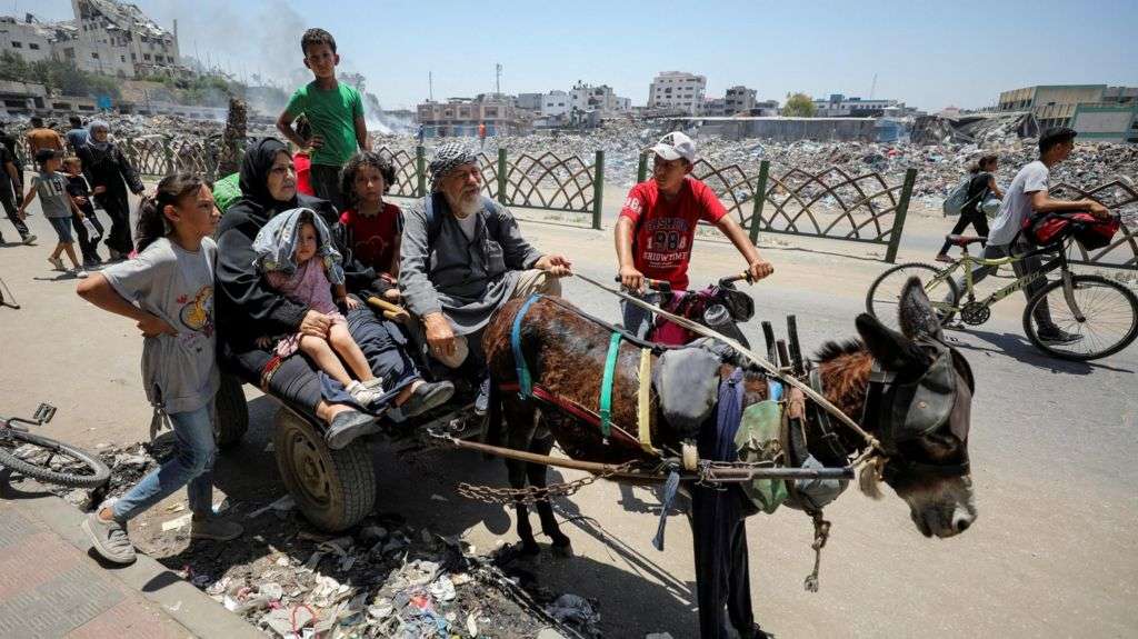 Palestinians flee Gaza City's Shejaiya area amid heavy bombardment