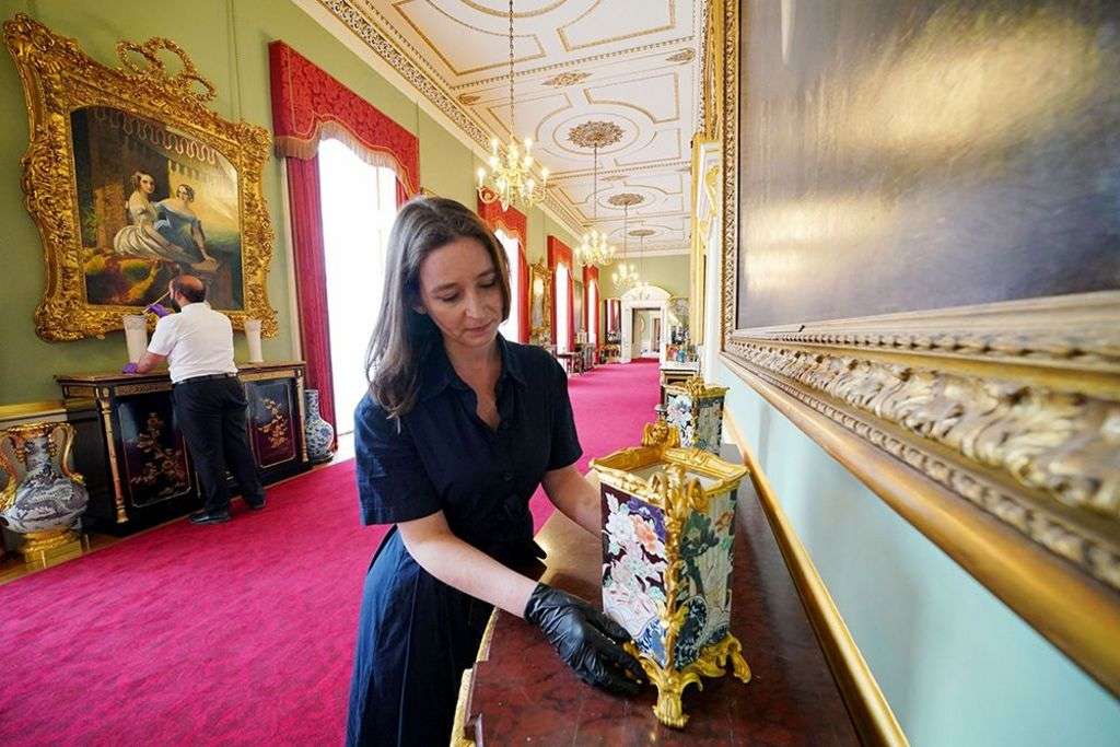 First peek of room behind Buckingham Palace's famous balcony