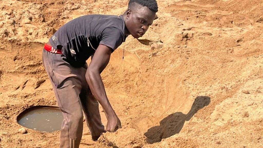 Digging riverbeds in Zimbabwe in desperate search for water