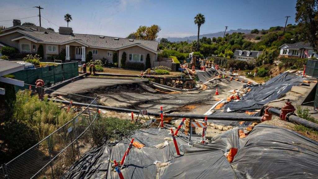 Landslides force power cuts in upscale LA neighborhood