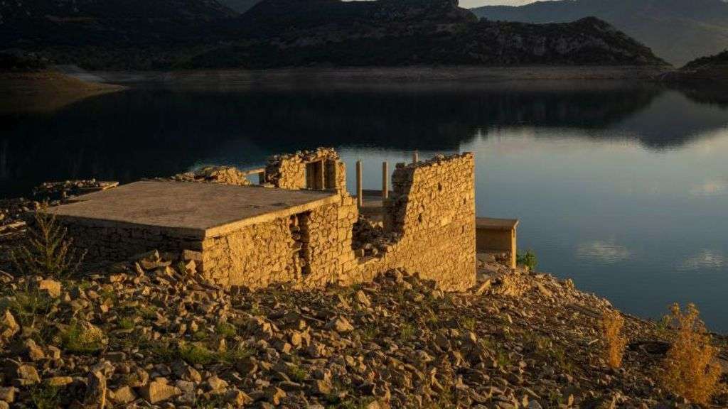 Drought dries up lake to reveal sunken Greek village