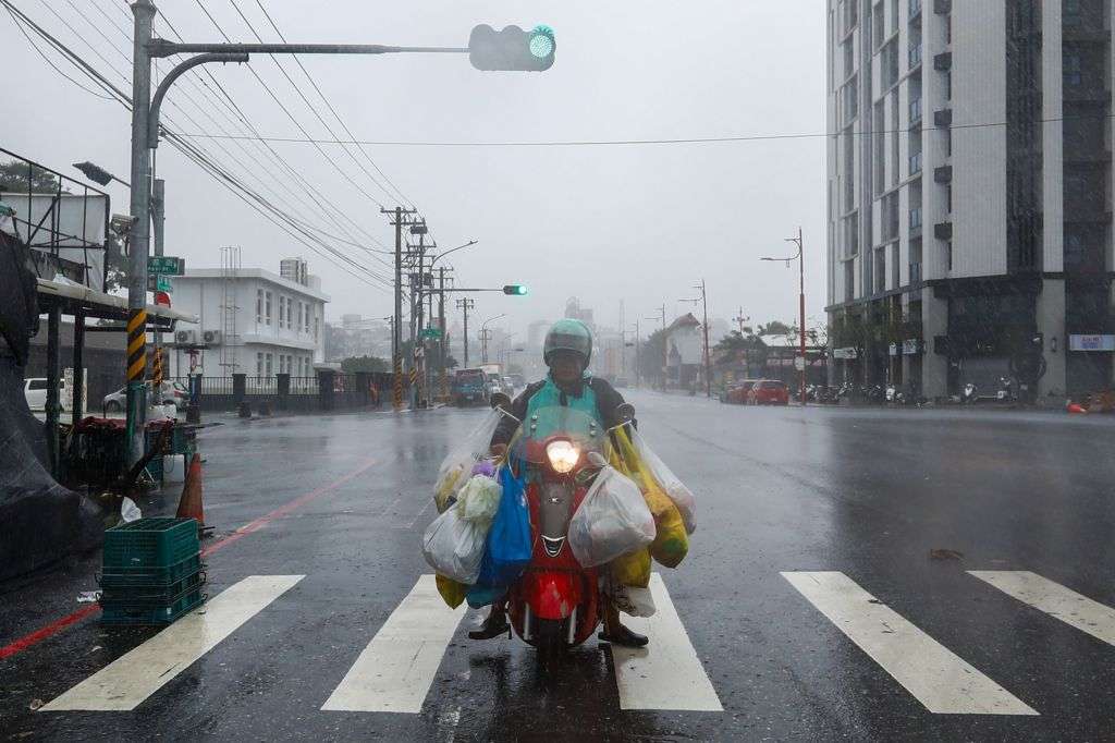 Typhoon Kong-rey makes landfall in Taiwan