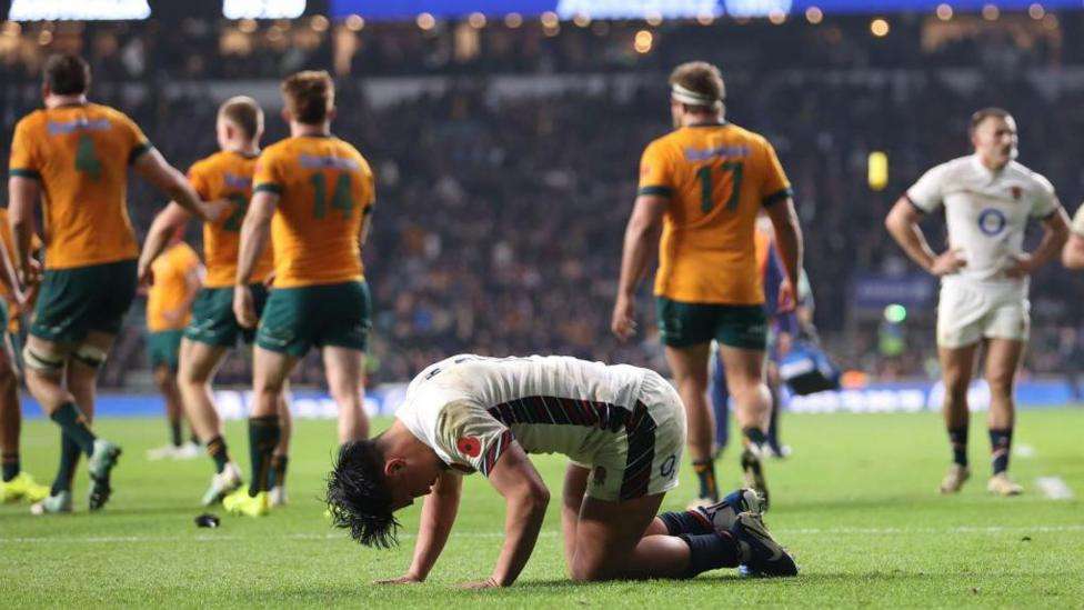 Australia beat England with last-gasp try