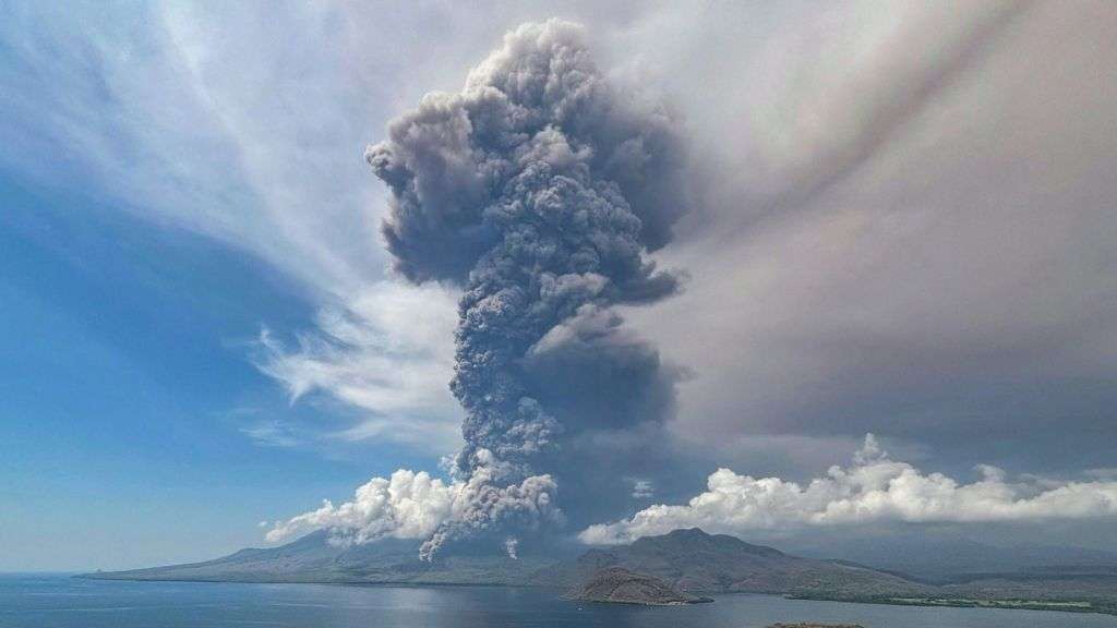 Bali flights cancelled due to dangerous volcanic ash