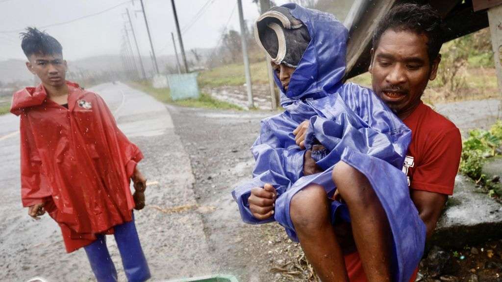 Super typhoon Man-Yi makes landfall on Philippines main island