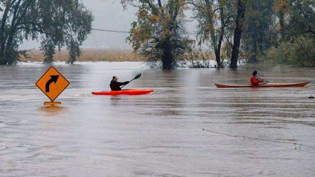 Storms threaten to disrupt holiday travel across US