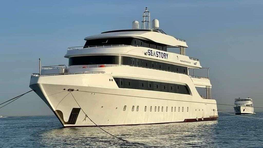 Sixteen missing after Red Sea tourist boat sinks