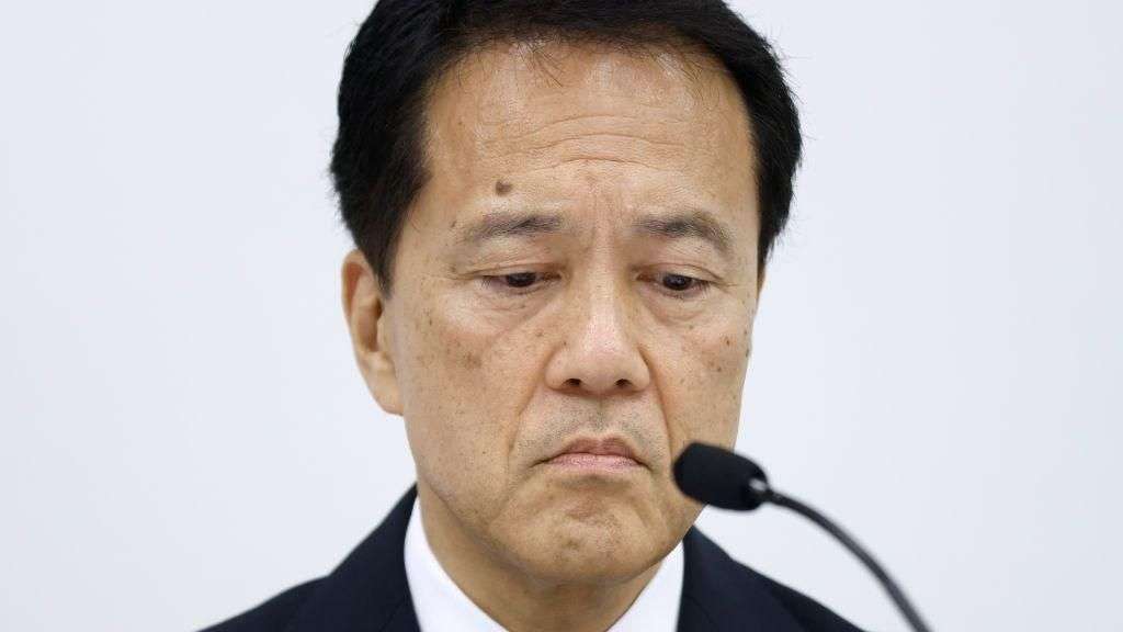 Bank boss takes pay cut after employee 'tried to kill clients'