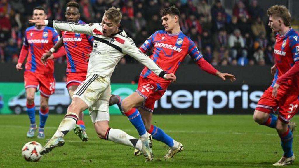 Hojlund double gives Man Utd late comeback win at Plzen