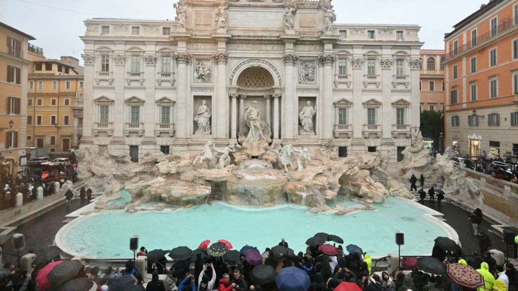 Rome to regulate Trevi Fountain crowds after restoration