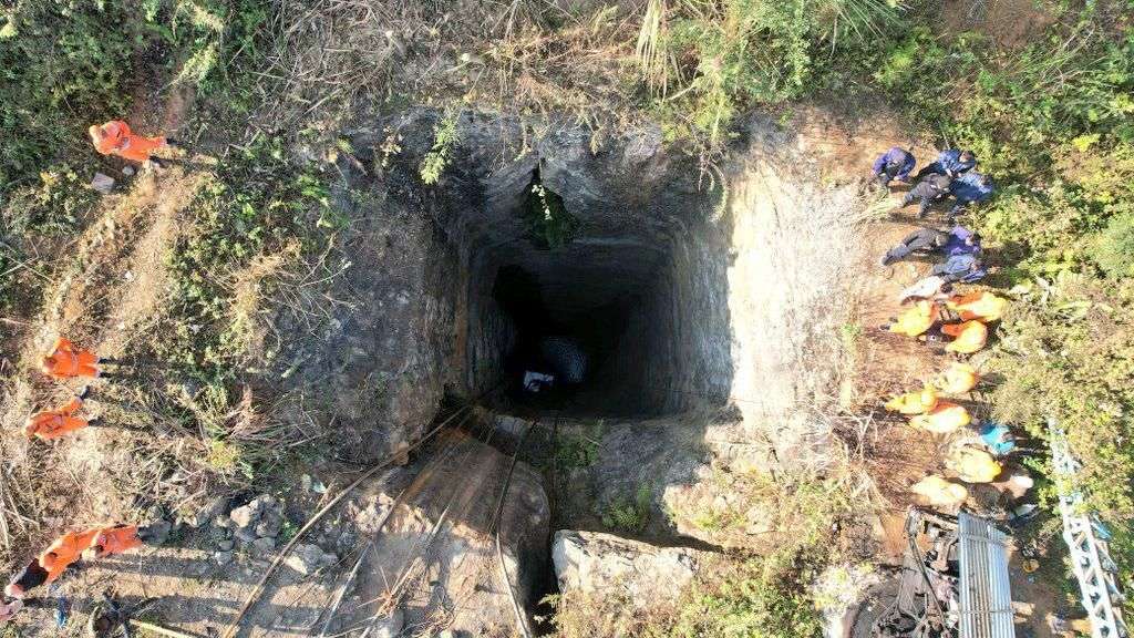 India rescuers race to save men stuck in flooded 'rat-hole' mine