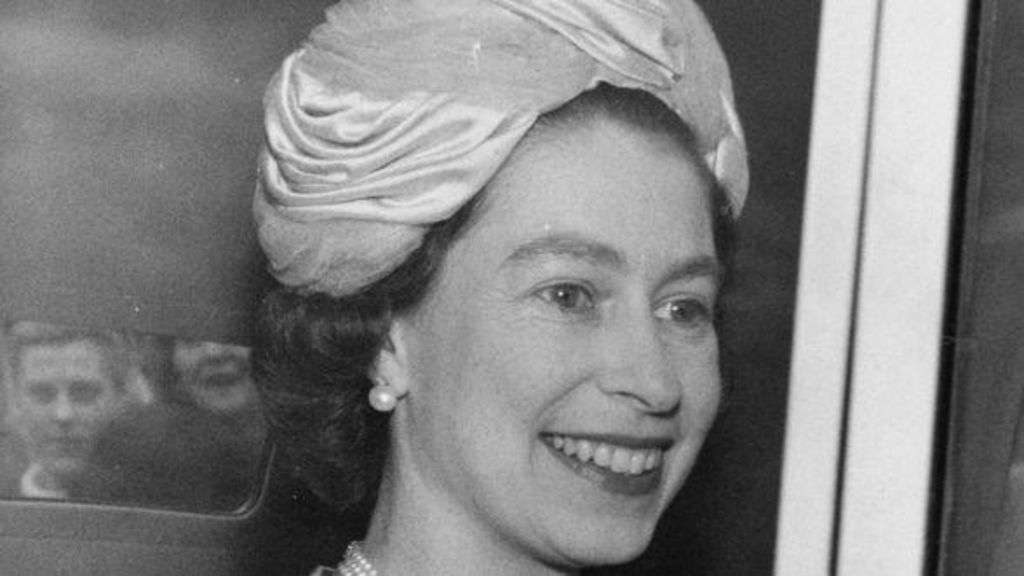 Queen Elizabeth was not officially told art surveyor was Soviet spy for years
