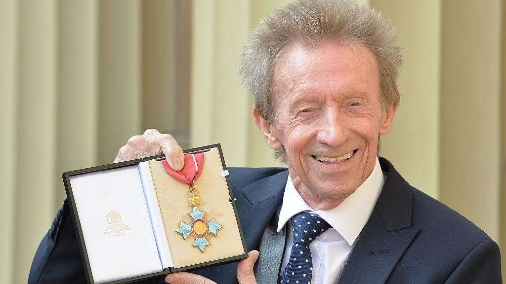 Fans applaud 'hero of a generation' Denis Law