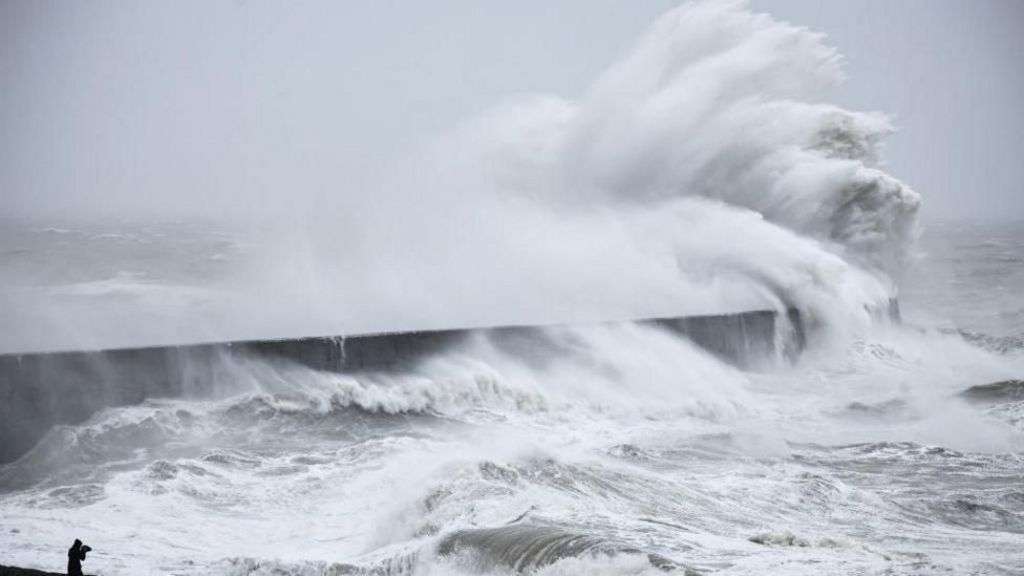 Millions get phone alert as Storm Éowyn closes in
