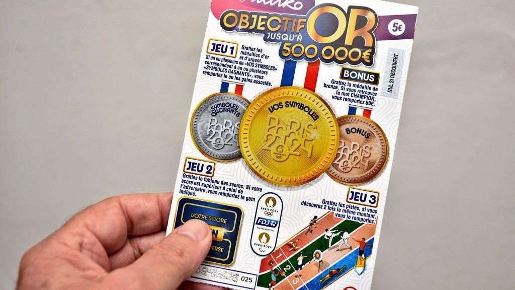 Man offers to split winnings after thieves win jackpot with his credit card