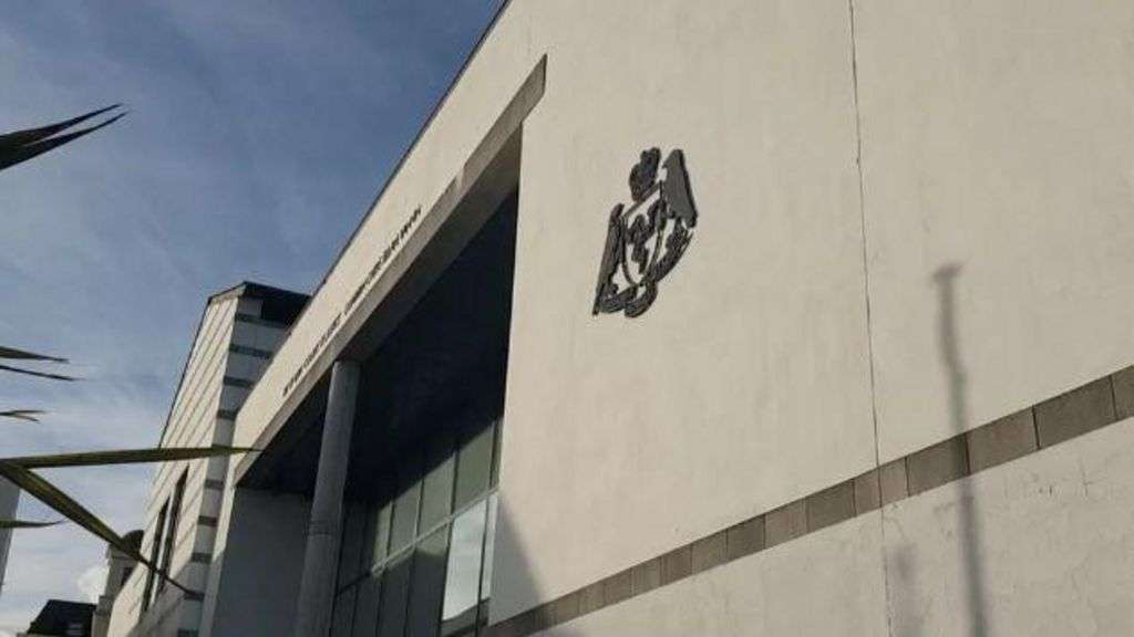 Man beat girlfriend and forced her to hide bruises