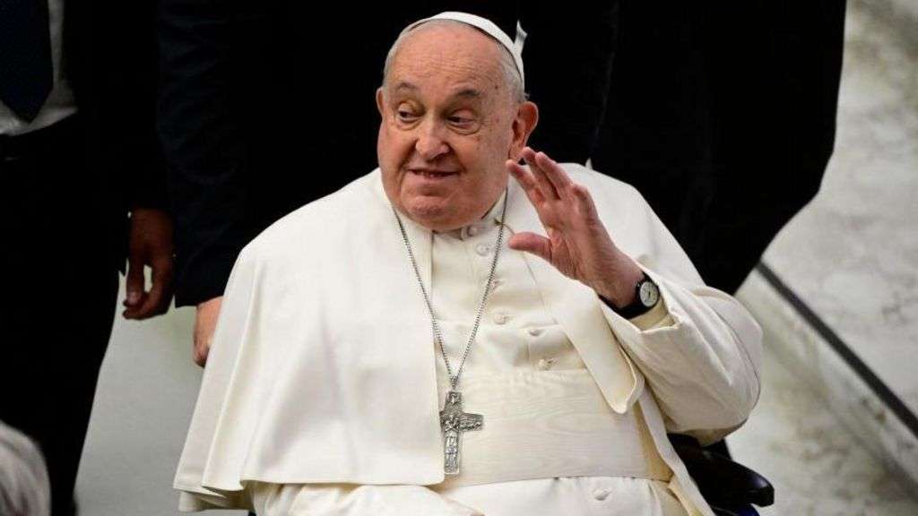 Pope Francis thanks medical staff for 'tender' care