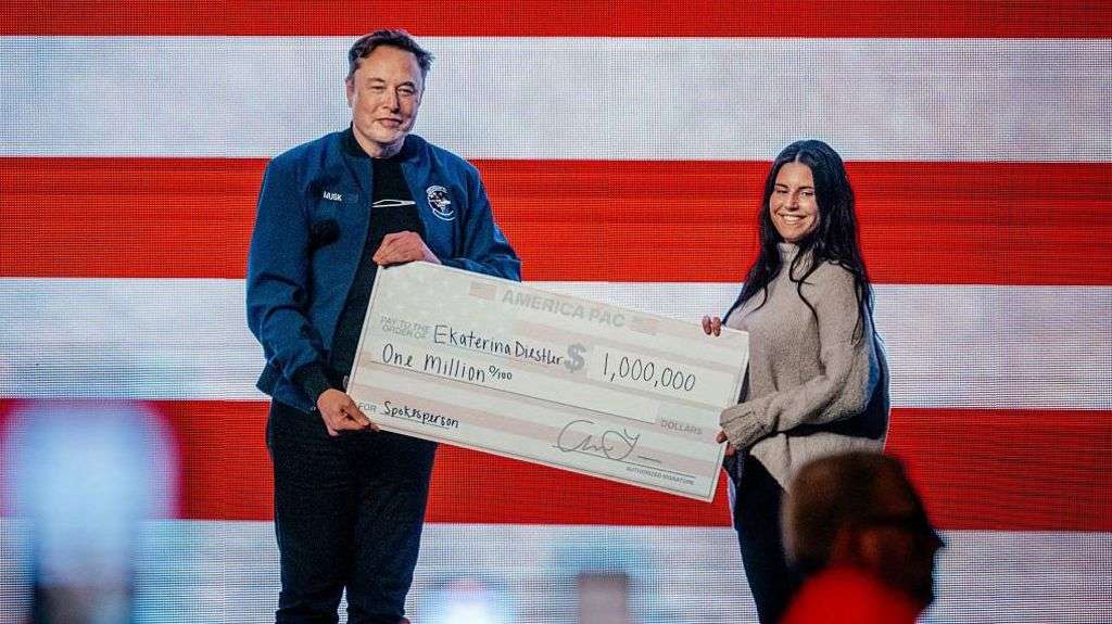 Musk gives away $1m cheques ahead of Wisconsin's Supreme Court election