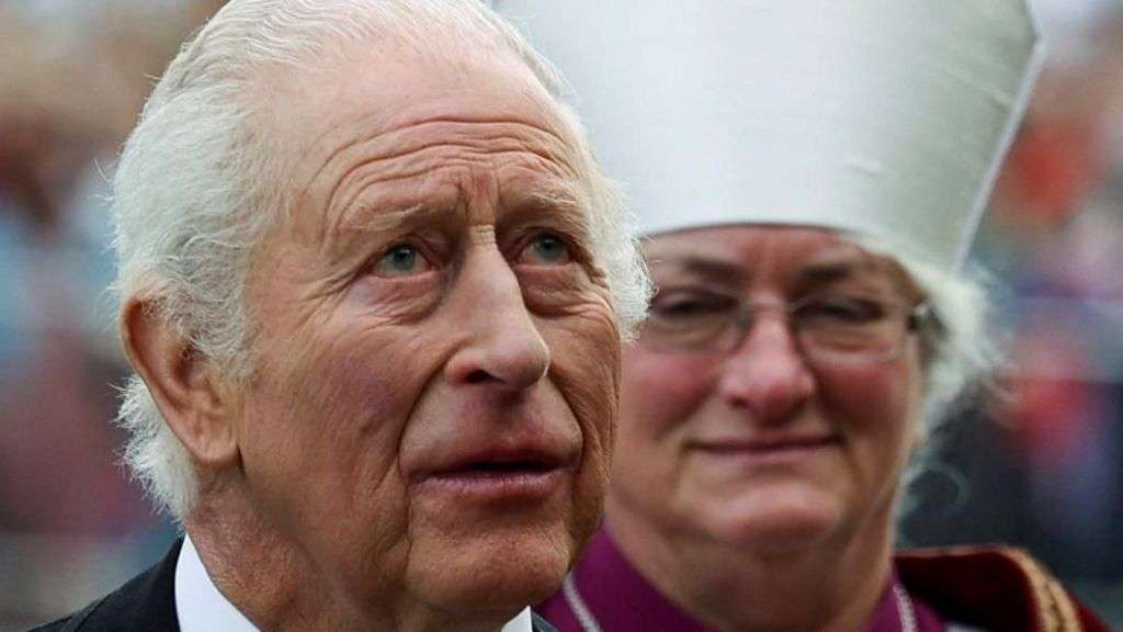 King hands out commemorative coins at Maundy service