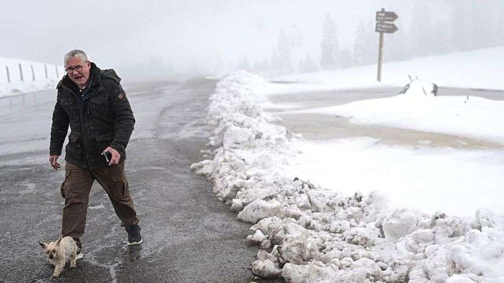 Heavy snow blocks Alpine resorts in Switzerland and France
