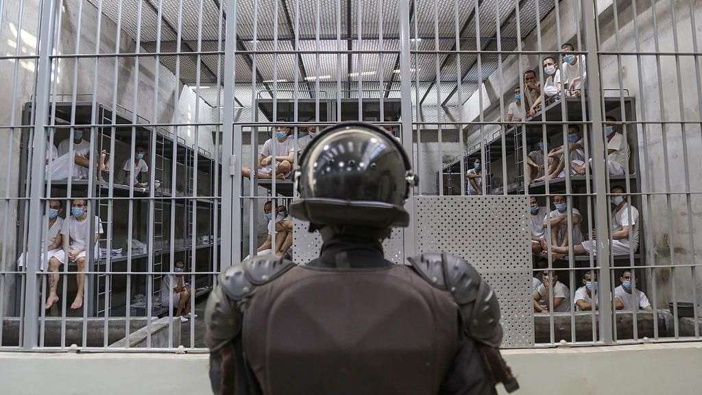 US Supreme Court halts deportation of detained Venezuelans