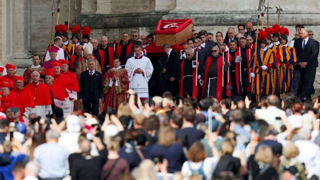 Mourners visit Pope Francis lying in state at St Peter's Basilica