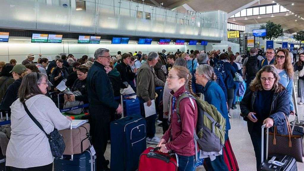 Newark air traffic controllers briefly lost contact with planes