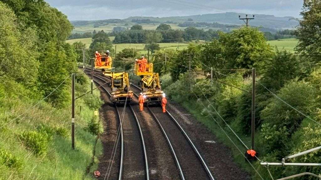Services resume on Glasgow to London train line