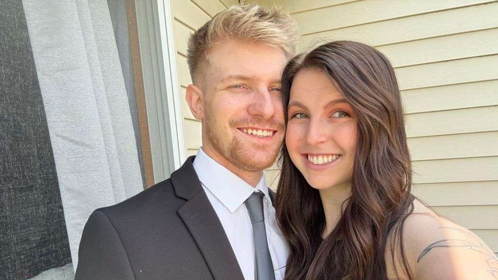 'My boyfriend is 5ft 6in but it doesn't matter' - Tinder's height filter divides daters