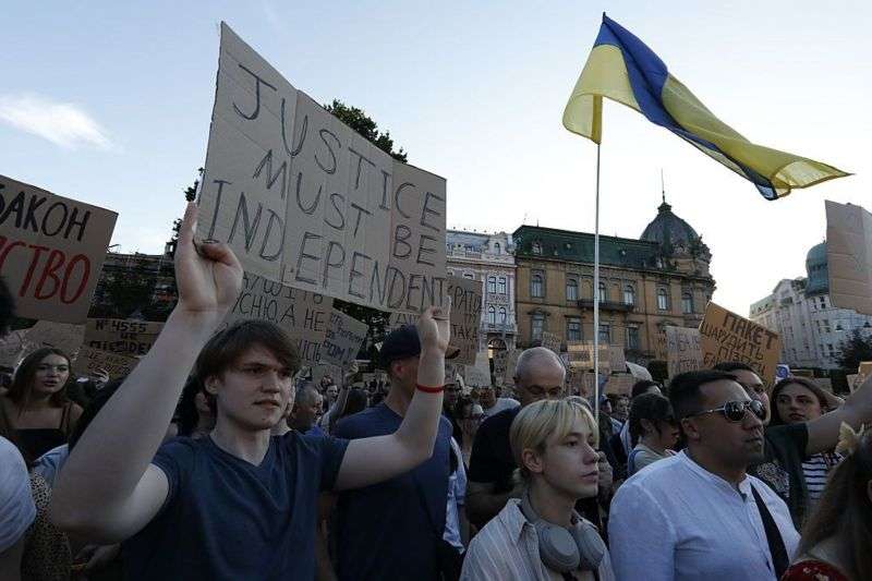 Zelensky backtracks on law over anti-corruption bodies after protests