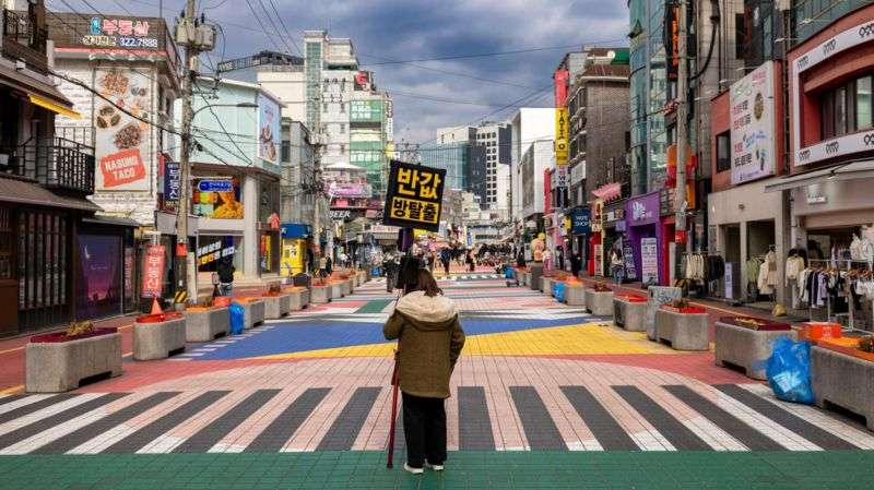 'An escape from feeling lonely': The Seoul 'convenience stores' fighting isolation